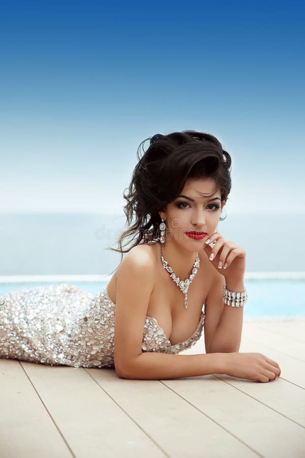 Het mooie model van de glamour donkerbruine schitterende vrouw in elegante fashi stock foto Het mooie model van de glamour donkerbruine schitterende vrouw in elegante fashi stock foto