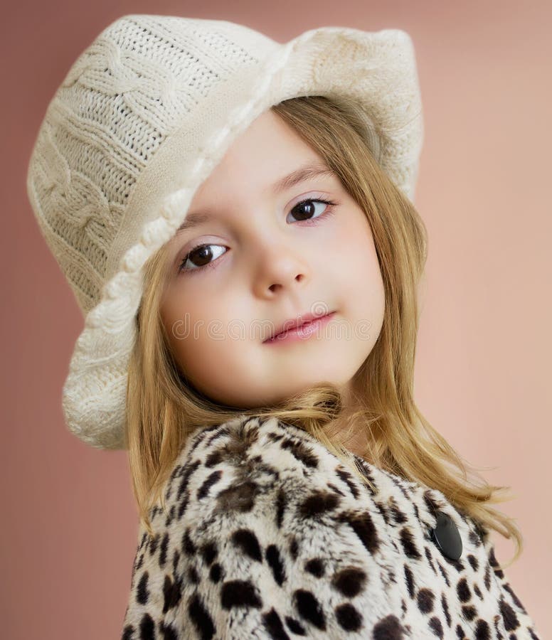 Het mooie portret van het kindmeisje Het jonge Model stellen Dicht manierjong geitje royalty-vrije stock foto Het mooie portret van het kindmeisje Het jonge Model stellen Dicht manierjong geitje royalty-vrije stock foto