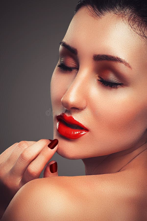 Het mooie portret van sensueel Europees jong vrouwenmodel met glamour rode lippen maakt op stock foto's Het mooie portret van sensueel Europees jong vrouwenmodel met glamour rode lippen maakt op stock foto's