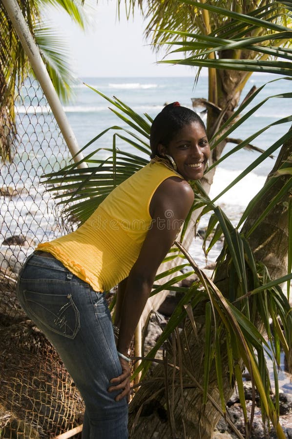 Het mooie portret van vrouwen inheemse Nicaragua met palm royalty-vrije stock foto's Het mooie portret van vrouwen inheemse Nicaragua met palm royalty-vrije stock foto's