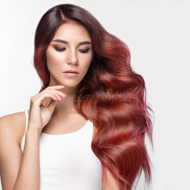 Het mooie roze-haired meisje in beweging met krult volkomen haar, en klassieke samenstelling Het Gezicht van de schoonheid stock foto's Het mooie roze-haired meisje in beweging met krult volkomen haar, en klassieke samenstelling Het Gezicht van de schoonheid stock foto's