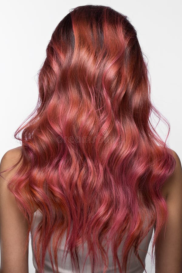 Het mooie roze-haired meisje in beweging met krult volkomen haar, Schoonheidssalon stock afbeeldingen Het mooie roze-haired meisje in beweging met krult volkomen haar, Schoonheidssalon stock afbeeldingen