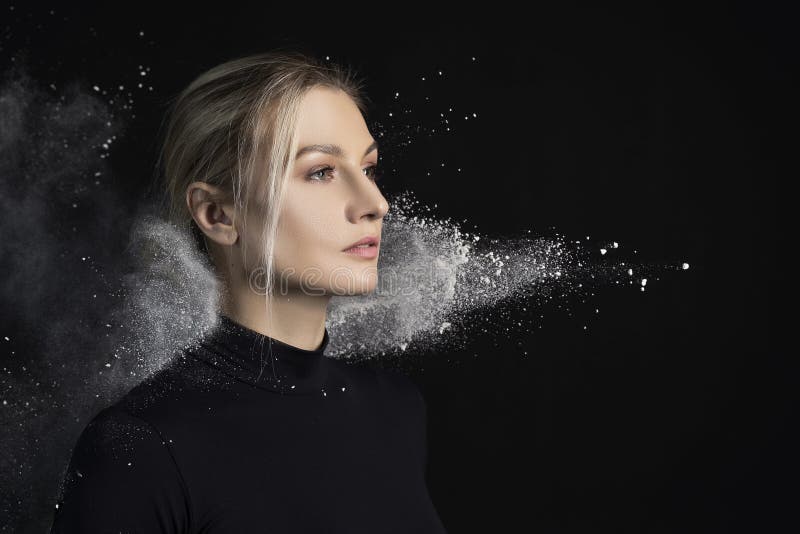Het mooie slanke meisje die zwarte gymnastiek- die bodysuit dragen met wolken van het vliegende witte poeder wordt behandeld stel royalty-vrije stock foto's Het mooie slanke meisje die zwarte gymnastiek- die bodysuit dragen met wolken van het vliegende witte poeder wordt behandeld stel royalty-vrije stock foto's