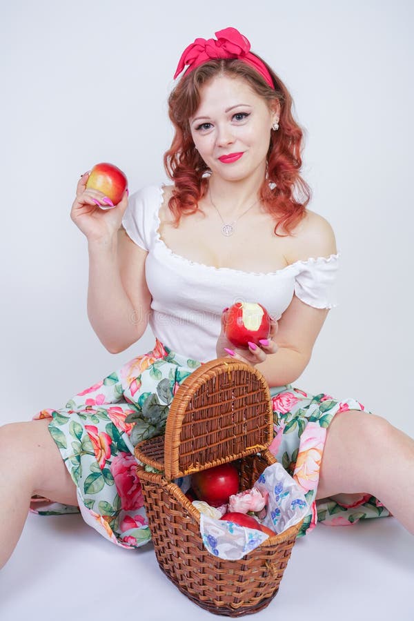 Het mooie speld omhoog Kaukasische jonge meisje gelukkige stellen met rode appelen leuke uitstekende dame in retro kleding die pr royalty-vrije stock foto's Het mooie speld omhoog Kaukasische jonge meisje gelukkige stellen met rode appelen leuke uitstekende dame in retro kleding die pr royalty-vrije stock foto's