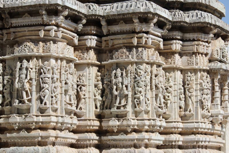 Het mooie steen snijden bij oude zontempel bij ranakpur stock foto Het mooie steen snijden bij oude zontempel bij ranakpur stock foto