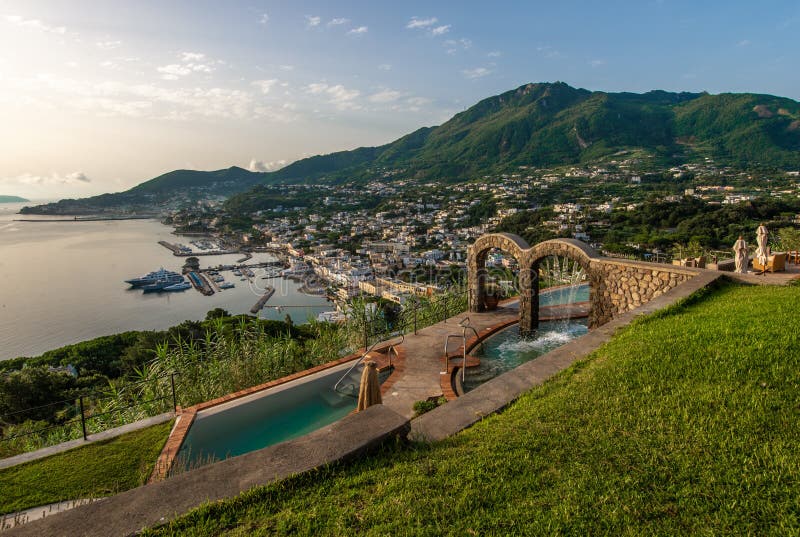 Het mooie terras met groen gras, thermische pools en meningen van het overzees, Lacco Ameno en zet Epomeo op royalty-vrije stock foto Het mooie terras met groen gras, thermische pools en meningen van het overzees, Lacco Ameno en zet Epomeo op royalty-vrije stock foto