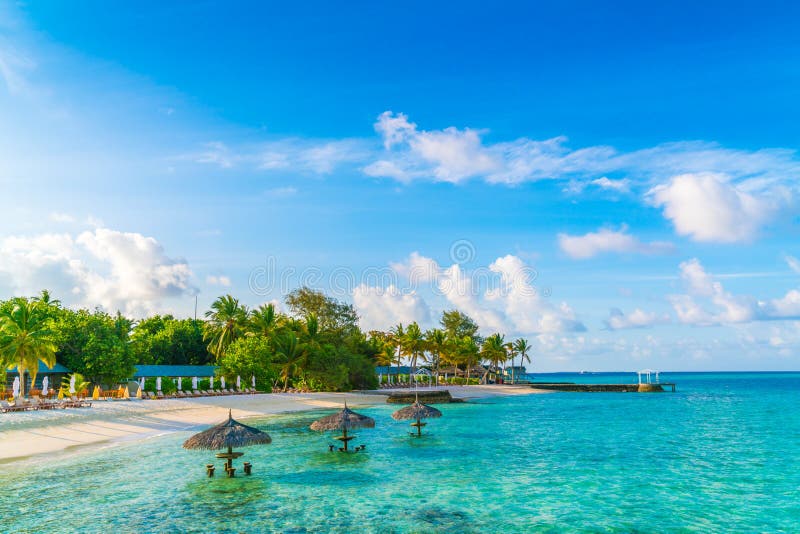 Het mooie tropische eiland van de Maldiven met wit zandig strand en Se royalty-vrije stock foto Het mooie tropische eiland van de Maldiven met wit zandig strand en Se royalty-vrije stock foto