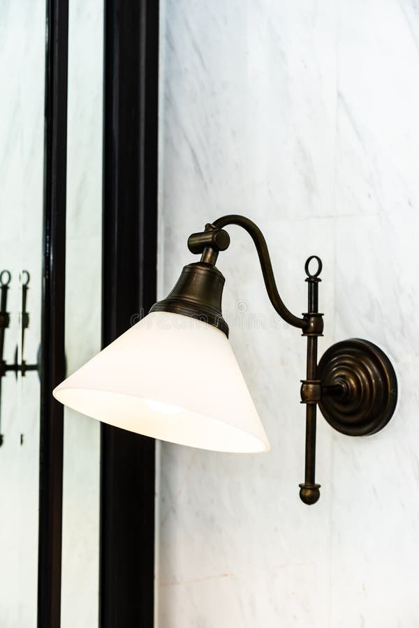 Het mooie uitstekende lichte binnenland van de lampdecoratie royalty-vrije stock afbeeldingen Het mooie uitstekende lichte binnenland van de lampdecoratie royalty-vrije stock afbeeldingen