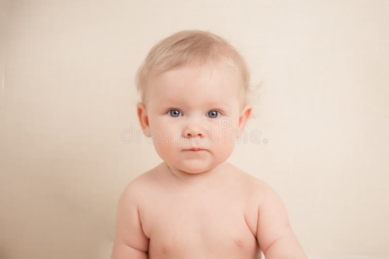 Het mooie verraste leuke meisje van de blonde portret baby met blauwe ogen royalty-vrije stock afbeeldingen Het mooie verraste leuke meisje van de blonde portret baby met blauwe ogen royalty-vrije stock afbeeldingen