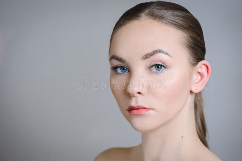Het mooie volwassen meisje stellen met naakte make-up met schone huid en geeft haar huid royalty-vrije stock afbeelding Het mooie volwassen meisje stellen met naakte make-up met schone huid en geeft haar huid royalty-vrije stock afbeelding