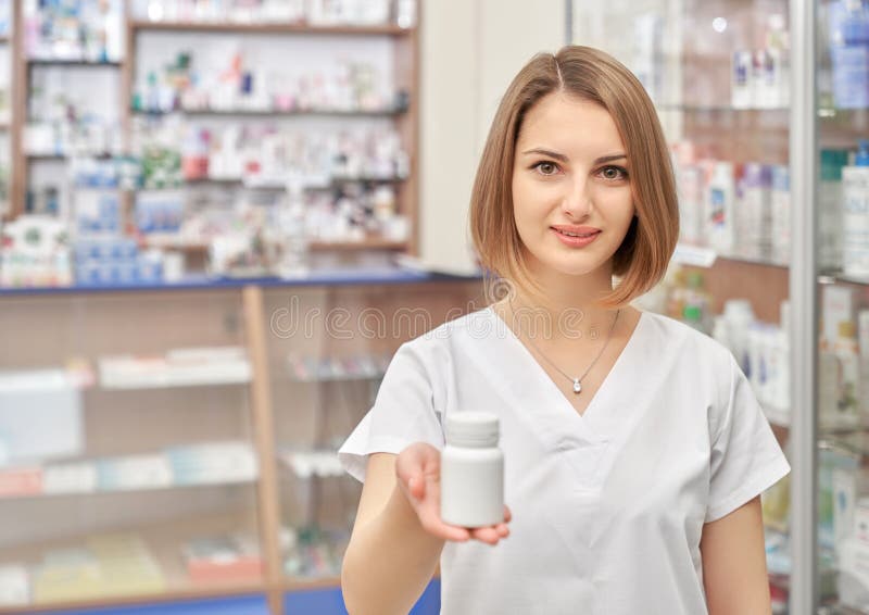 Het mooie vrouwenapotheker stellen in drogisterij royalty-vrije stock afbeelding Het mooie vrouwenapotheker stellen in drogisterij royalty-vrije stock afbeelding