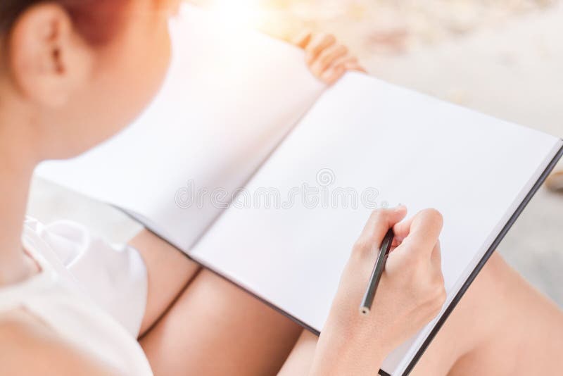 Het mooie vrouwenbriefpapier ter plaatse in het park stock afbeeldingen Het mooie vrouwenbriefpapier ter plaatse in het park stock afbeeldingen