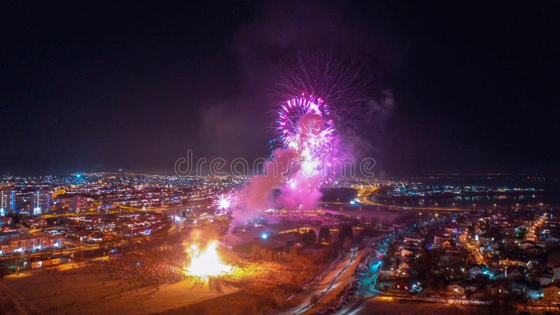 Het mooie, vuurwerk van het Nieuwjaar over de stad van Reykjavik Gelukkig Nieuwjaar 2019 stock foto's Het mooie, vuurwerk van het Nieuwjaar over de stad van Reykjavik Gelukkig Nieuwjaar 2019 stock foto's