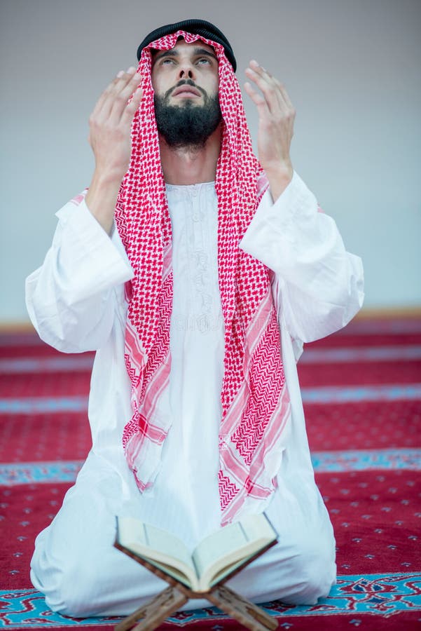 Bidden In Het Latijn Het Moslim Arabische Mens Bidden Stock Afbeelding - Image of persoon