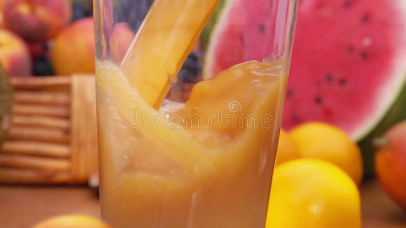 Het Multifruitsap wordt gegoten in een glas Langzame Motie