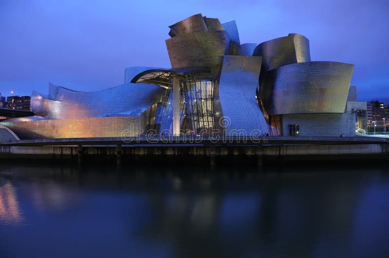 Het Museum Bilbao van Guggenheim bij nacht royalty-vrije stock afbeelding Het Museum Bilbao van Guggenheim bij nacht royalty-vrije stock afbeelding