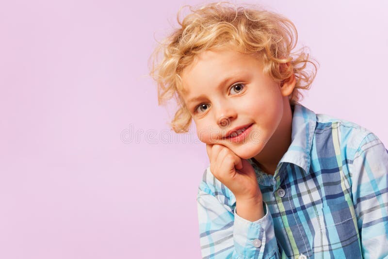 Het nadenkende het denken blonde krullende portret van de haarjongen stock foto's Het nadenkende het denken blonde krullende portret van de haarjongen stock foto's