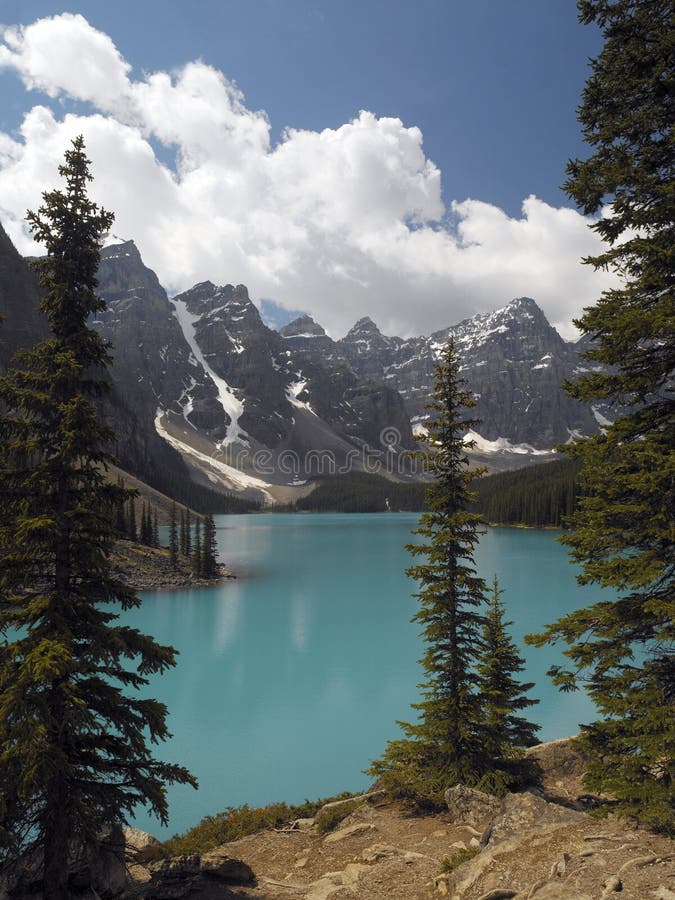 Het Nationale Park van Banff - het Meer van de Morene - Canada royalty-vrije stock afbeelding Het Nationale Park van Banff - het Meer van de Morene - Canada royalty-vrije stock afbeelding