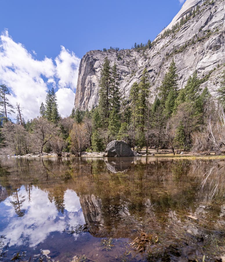 Het Nationale Park van Yosemite van het spiegelmeer royalty-vrije stock afbeeldingen Het Nationale Park van Yosemite van het spiegelmeer royalty-vrije stock afbeeldingen