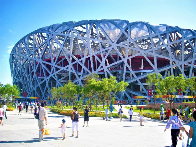 Het Nationale Stadion van Peking, lopende mensen en zonnige dag in China stock afbeeldingen Het Nationale Stadion van Peking, lopende mensen en zonnige dag in China stock afbeeldingen