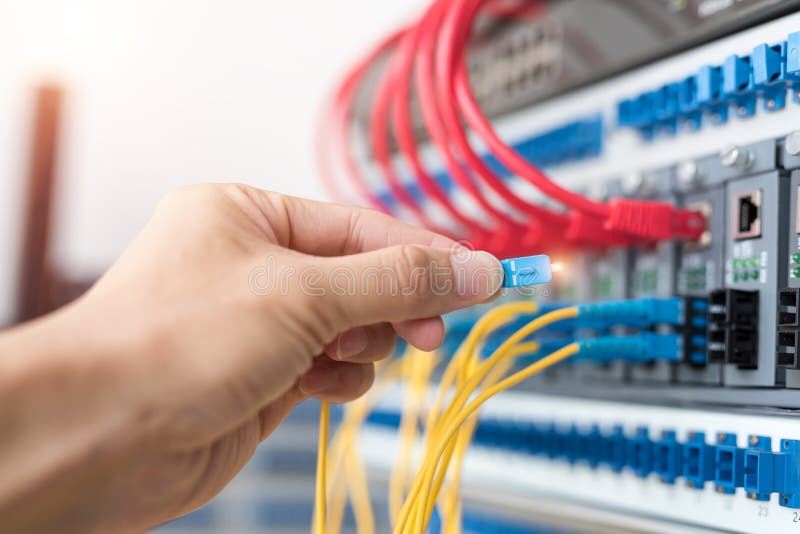 Het netwerkkabels van de mensen verbindende vezel stock afbeelding Het netwerkkabels van de mensen verbindende vezel stock afbeelding