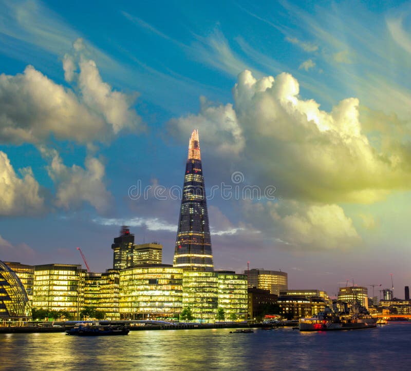 Het nieuwe stadhuis van Londen bij schemer, panorama van rivier stock foto Het nieuwe stadhuis van Londen bij schemer, panorama van rivier stock foto