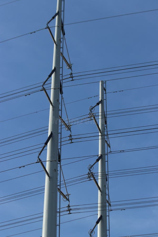 Het nieuwe type van de torens van machtslijnen noemde wintrack in Nederland bij het 380 KV spoor in Bleiswijk royalty-vrije stock afbeeldingen Het nieuwe type van de torens van machtslijnen noemde wintrack in Nederland bij het 380 KV spoor in Bleiswijk royalty-vrije stock afbeeldingen
