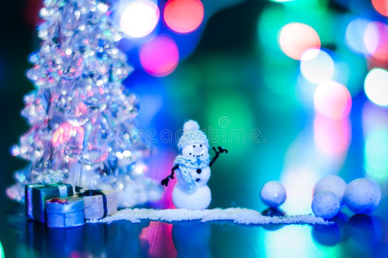 Het nieuwjaar, van de de nachtsneeuwman van het fotoontwerp de geheimzinnige heldere giften van de de bankkerstboom kopieert ruim royalty-vrije stock foto Het nieuwjaar, van de de nachtsneeuwman van het fotoontwerp de geheimzinnige heldere giften van de de bankkerstboom kopieert ruim royalty-vrije stock foto