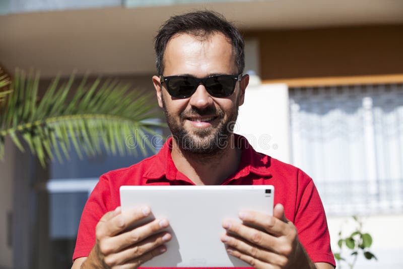 Het nieuws van de mensenlezing in een tablet stock foto's Het nieuws van de mensenlezing in een tablet stock foto's