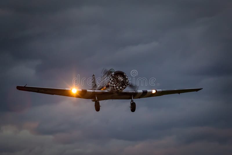 Het Noordamerikaanse ‚Texan ‚opstijgen t-6 van de luchthaven van Dala Järna royalty-vrije stock afbeeldingen Het Noordamerikaanse ‚Texan ‚opstijgen t-6 van de luchthaven van Dala Järna royalty-vrije stock afbeeldingen