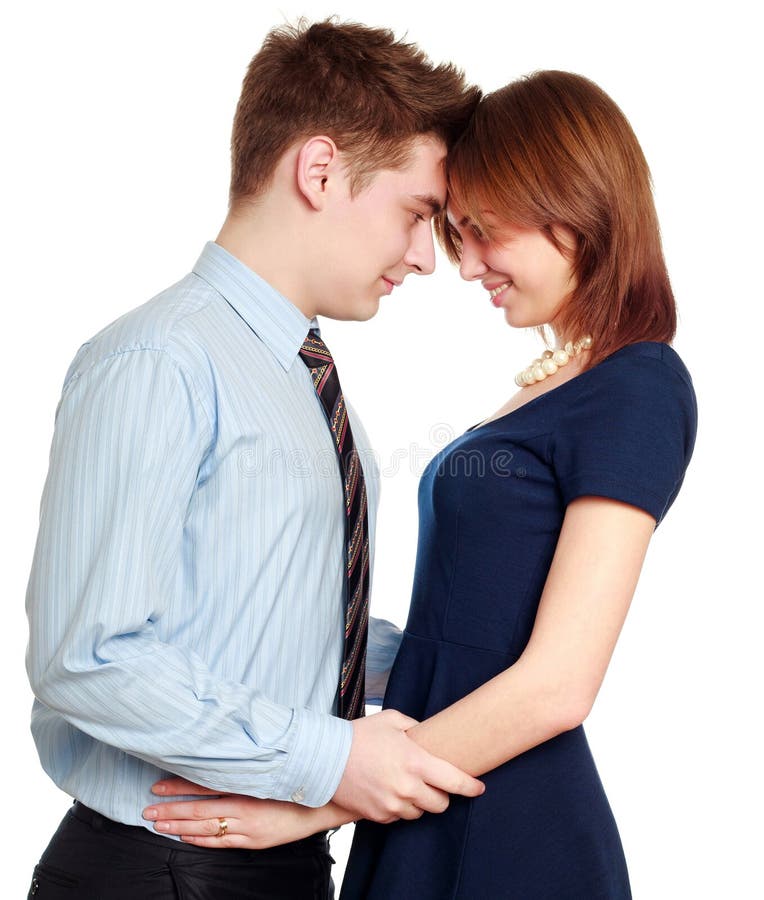 Het omhelzen van jong paar in liefde, het gelukkige glimlachen, geïsoleerd op wit stock foto Het omhelzen van jong paar in liefde, het gelukkige glimlachen, geïsoleerd op wit stock foto