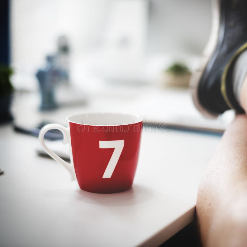 Het Onbezorgde Concept van Lucky Seven Coffee Cup Relaxation royalty-vrije stock foto's Het Onbezorgde Concept van Lucky Seven Coffee Cup Relaxation royalty-vrije stock foto's