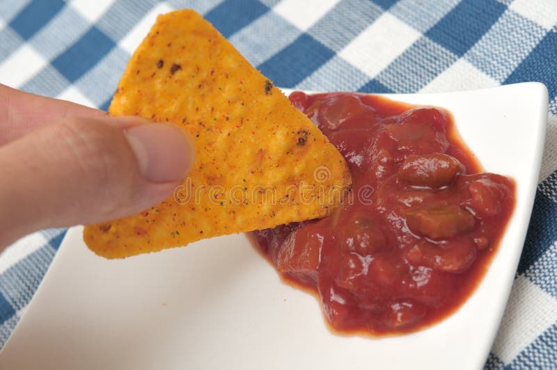 Het onderdompelen van tortillaspaander in saus royalty-vrije stock afbeeldingen Het onderdompelen van tortillaspaander in saus royalty-vrije stock afbeeldingen