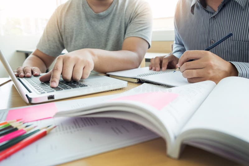 Het onderwijzen helpend technologieconcept Vrouwen jonge leraar of tuto