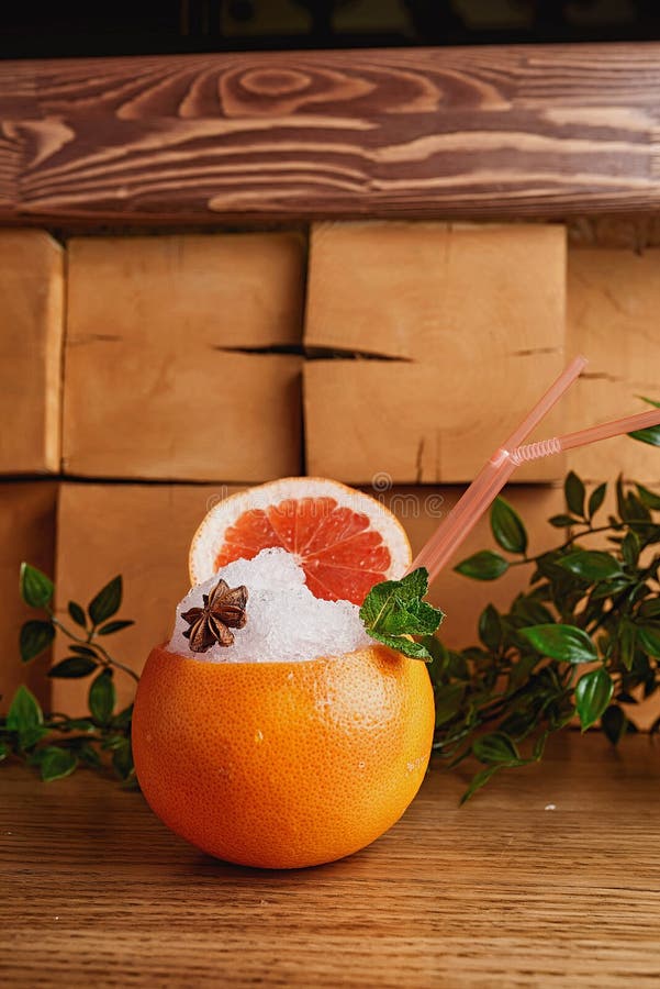 Het onduidelijke beeldachtergrond van de alcoholcocktail stock afbeeldingen Het onduidelijke beeldachtergrond van de alcoholcocktail stock afbeeldingen