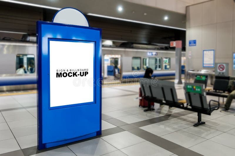 Het onechte omhoog lege Platform van het blueboardstation stock afbeeldingen Het onechte omhoog lege Platform van het blueboardstation stock afbeeldingen