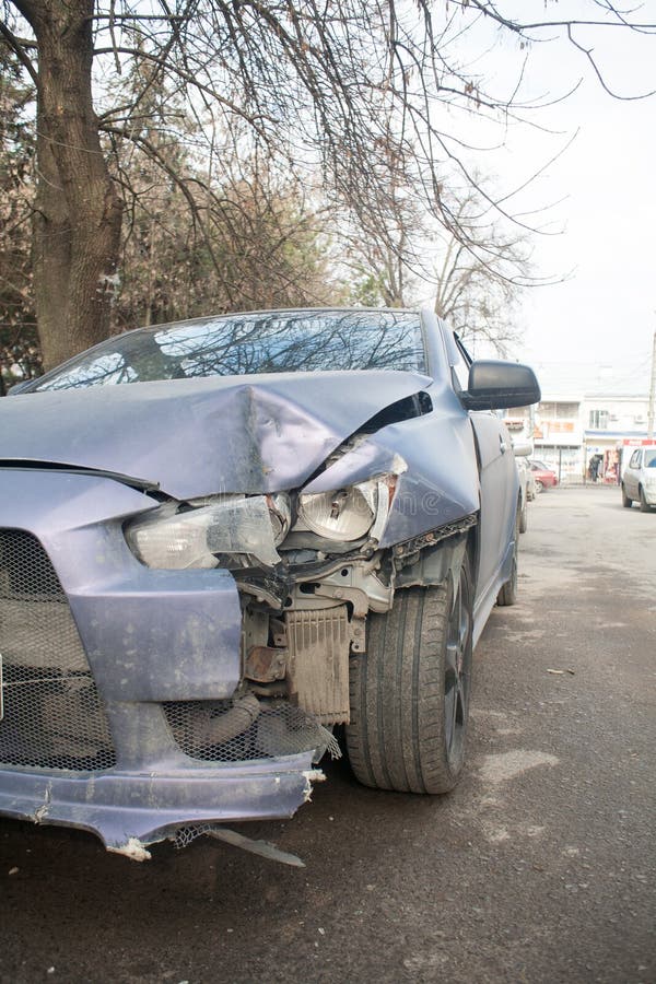 Het ongeval van de autoneerstorting op straat, beschadigde auto's na botsing in stad stock fotografie Het ongeval van de autoneerstorting op straat, beschadigde auto's na botsing in stad stock fotografie
