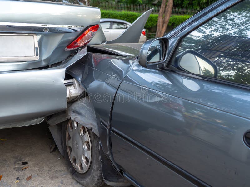 Het ongeval van de autoneerstorting op straat met wrak en beschadigde auto's Ongeval door achteloosheid en gebrek aan capaciteit stock afbeelding Het ongeval van de autoneerstorting op straat met wrak en beschadigde auto's Ongeval door achteloosheid en gebrek aan capaciteit stock afbeelding