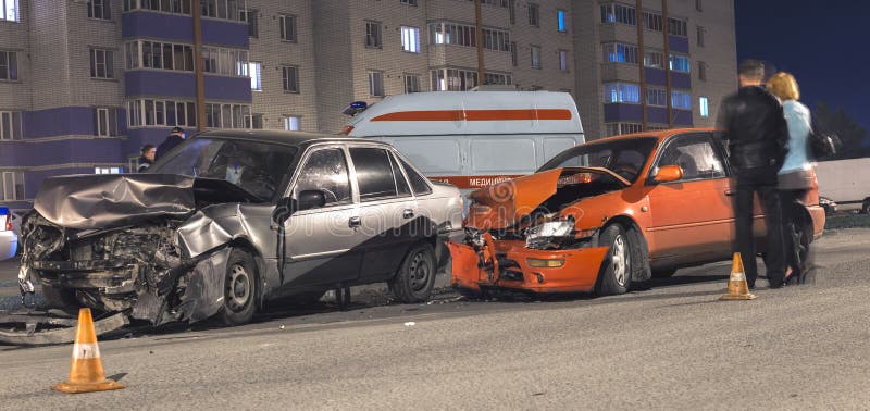 Het ongeval van de nachtauto stock fotografie Het ongeval van de nachtauto stock fotografie