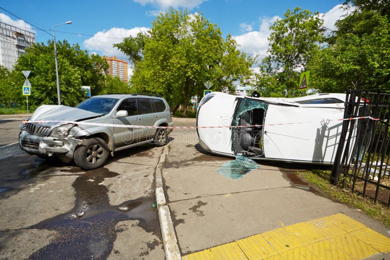 Het ongeval van de twee autoneerstorting op een weg stock fotografie Het ongeval van de twee autoneerstorting op een weg stock fotografie