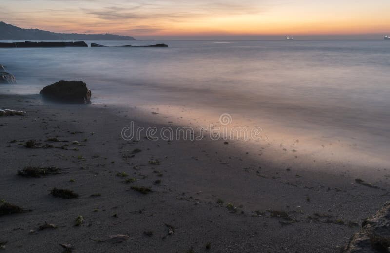 Het ontmoeten van de zonsopgang op het strand stock afbeelding Het ontmoeten van de zonsopgang op het strand stock afbeelding