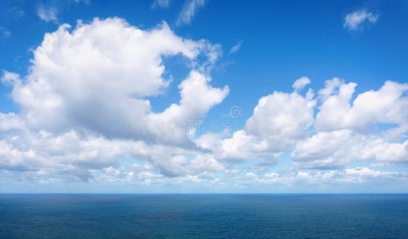 het ontspannen cloudscape met blauwe hemel
