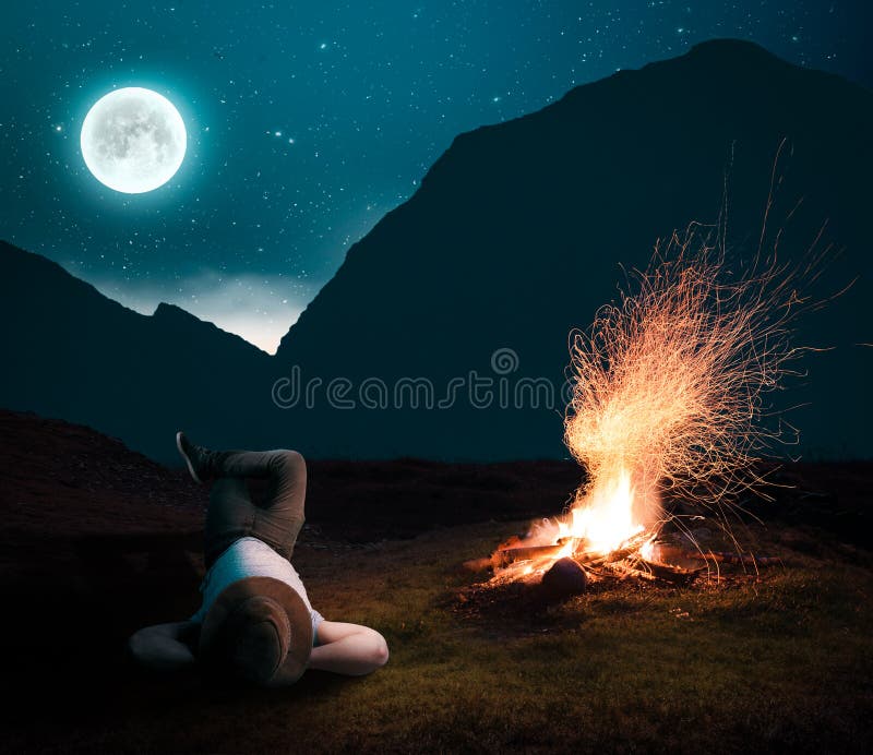 Het ontspannen in de nacht aan het brandkamp stock afbeeldingen Het ontspannen in de nacht aan het brandkamp stock afbeeldingen