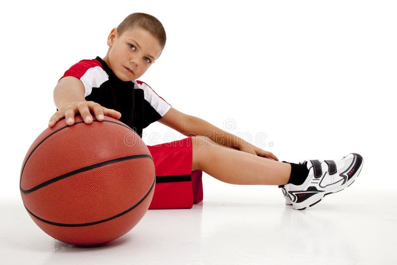 Het Ontspannen van de Speler van het Basketbal van het Kind van de jongen royalty-vrije stock afbeeldingen Het Ontspannen van de Speler van het Basketbal van het Kind van de jongen royalty-vrije stock afbeeldingen