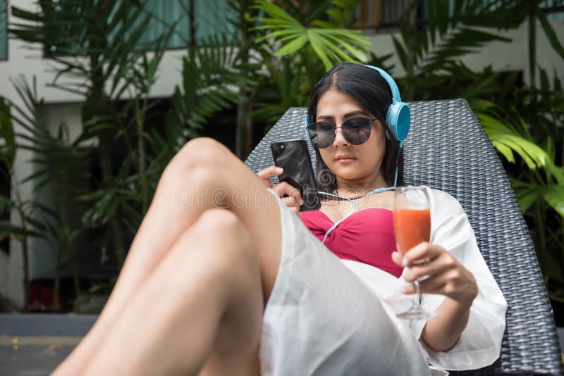 Het ontspannen van de vrouw dichtbij zwembad stock fotografie Het ontspannen van de vrouw dichtbij zwembad stock fotografie