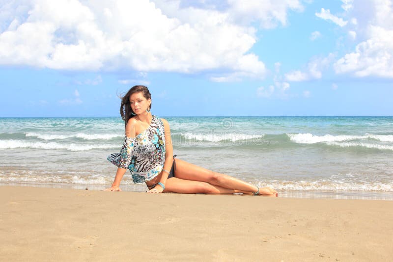 Het ontspannen van de vrouw op het strand stock foto Het ontspannen van de vrouw op het strand stock foto