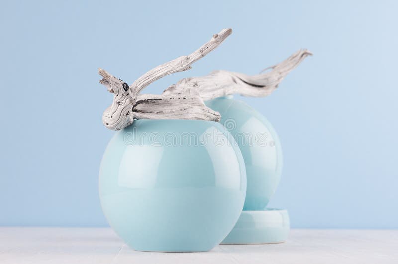 Het ontwerp van de de jeugdmanier in huisdecor - pastelkleur blauwe vlotte vaas en sjofel grijs stuk van hout op witte houten raa stock foto's Het ontwerp van de de jeugdmanier in huisdecor - pastelkleur blauwe vlotte vaas en sjofel grijs stuk van hout op witte houten raa stock foto's