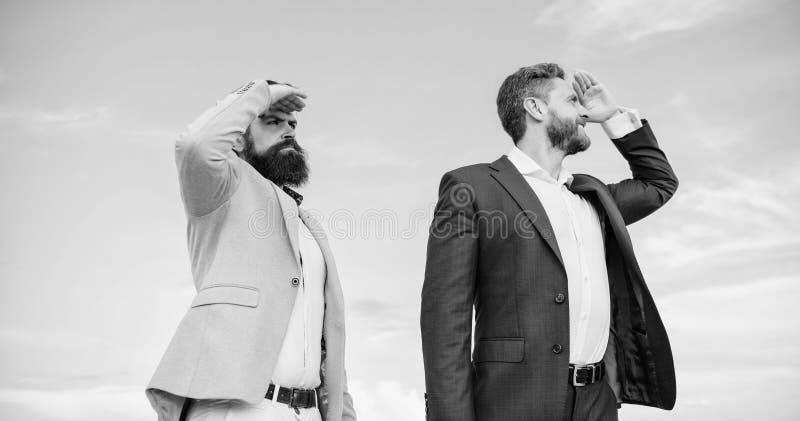 Het ontwikkelen van bedrijfsrichting Gaan de zakenlieden gebaarde gezichten achteruit om hemelachtergrond te steunen Managers van royalty-vrije stock foto Het ontwikkelen van bedrijfsrichting Gaan de zakenlieden gebaarde gezichten achteruit om hemelachtergrond te steunen Managers van royalty-vrije stock foto