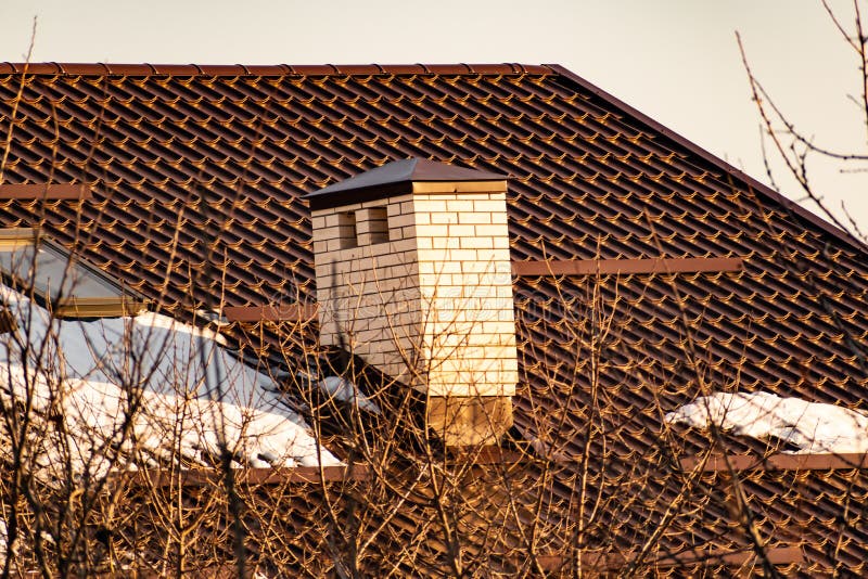 Het onvolledige rode baksteenhuis, bij zonsondergang, het dak voor de mensen Architectuur in Rostov-gebied stock foto's Het onvolledige rode baksteenhuis, bij zonsondergang, het dak voor de mensen Architectuur in Rostov-gebied stock foto's