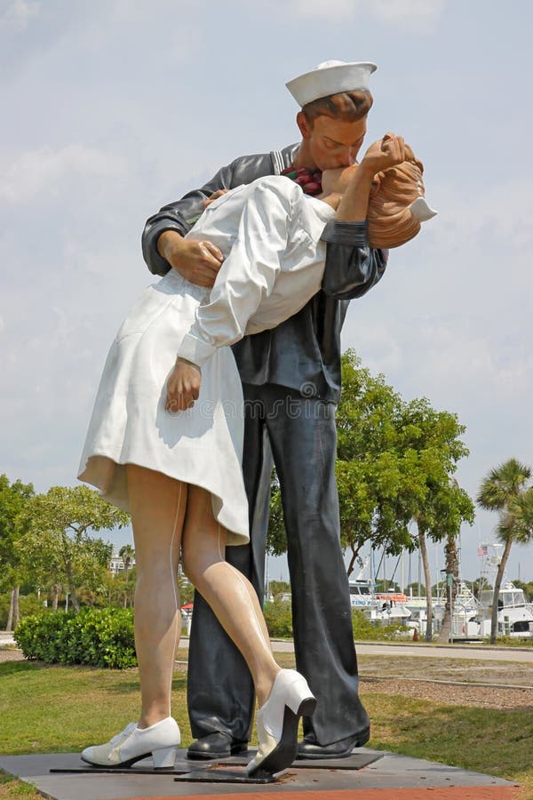 Het onvoorwaardelijke standbeeld van de Overgave in Sarasota royalty-vrije stock foto Het onvoorwaardelijke standbeeld van de Overgave in Sarasota royalty-vrije stock foto